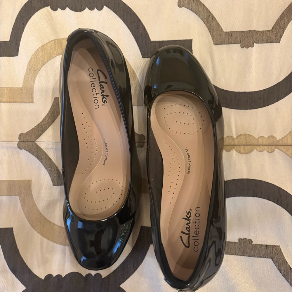 Clarks Women's patten leather pumps
